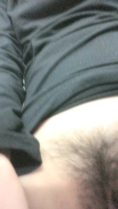 室友刷綜藝 她床上摳穴