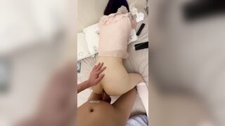 極品美女蘿莉被PUA大叔按倒在床 火辣輸出 小嫩穴被大雞巴肆意打樁