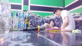 嬰兒肥的嫩妹在KTV包廂中被渣男各種玩弄 直接無套插入一頓狂艹 叫聲比歌聲好聽