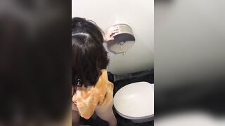 廁拍意外偷拍到躲在廁所 打野炮的小情侶 啪啪的時候還有其它女生就在隔板上廁所