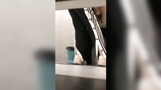 廁拍意外偷拍到躲在廁所 打野炮的小情侶 啪啪的時候還有其它女生就在隔板上廁所