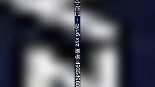 【趙總尋花】披個外套酷酷短髮女孩，蹲著舔屌在沙發上開操，坐上來插入上下套弄，高難度姿勢抱起來操