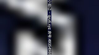 【趙總尋花】披個外套酷酷短髮女孩，蹲著舔屌在沙發上開操，坐上來插入上下套弄，高難度姿勢抱起來操