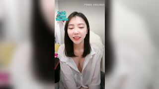 台灣網紅SWAG下海【lolabb】浴室抽插噴水2