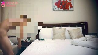 探花魚知歡-約炮精神小妹，背著男友出來兼職，格外的騷 剛插一會就進入了狀態