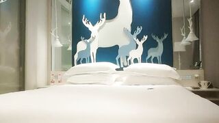 猥瑣大叔酒店約炮女神級的小少婦 吃粉嫩的鮑魚 猛戳她的大肥臀