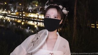 台灣cherrycat1108 櫻桃貓 淫蕩蘿莉美少女古裝極致戶外漏出，攝影師被撩的受不了直接動手