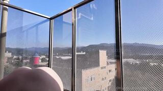 台灣潮妹「kitty2002102」找人裝熱水器，師父說不用收錢，可以用身體…旁邊是幼稚園，大屁股直接朝外晃，小穴都被看到了