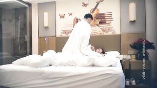 【七天極品探花】 白虎女神臨走時的最後一炮，洗乾淨了床前口交大雞巴，各種體位抽插享受撞擊的快感