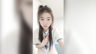 女大學生外表文靜,床上拍攝大尺度影片給男友
