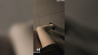 包臀裙OL女神戶外勾引街邊男子進男公廁打炮 女上位小穴騎出白漿 無套內射