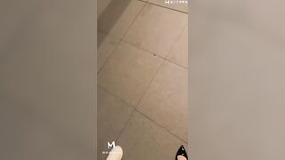 包臀裙OL女神戶外勾引街邊男子進男公廁打炮 女上位小穴騎出白漿 無套內射