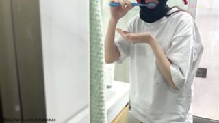台灣小m19-sexbaobao在浴室裡被室友沒脫衣服就乾了
