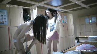 水上樂園更衣室偷拍 極品姐妹花換上性感內衣 清純又騷氣