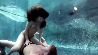 女大生自由潛水被教練拐到水下做愛