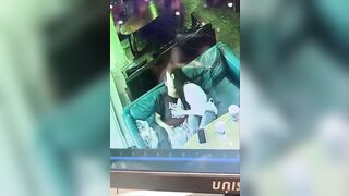 奶茶店口交門事件 女神被發現奶茶店給一陌生男子口交