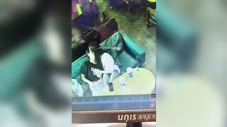 奶茶店口交門事件 女神被發現奶茶店給一陌生男子口交