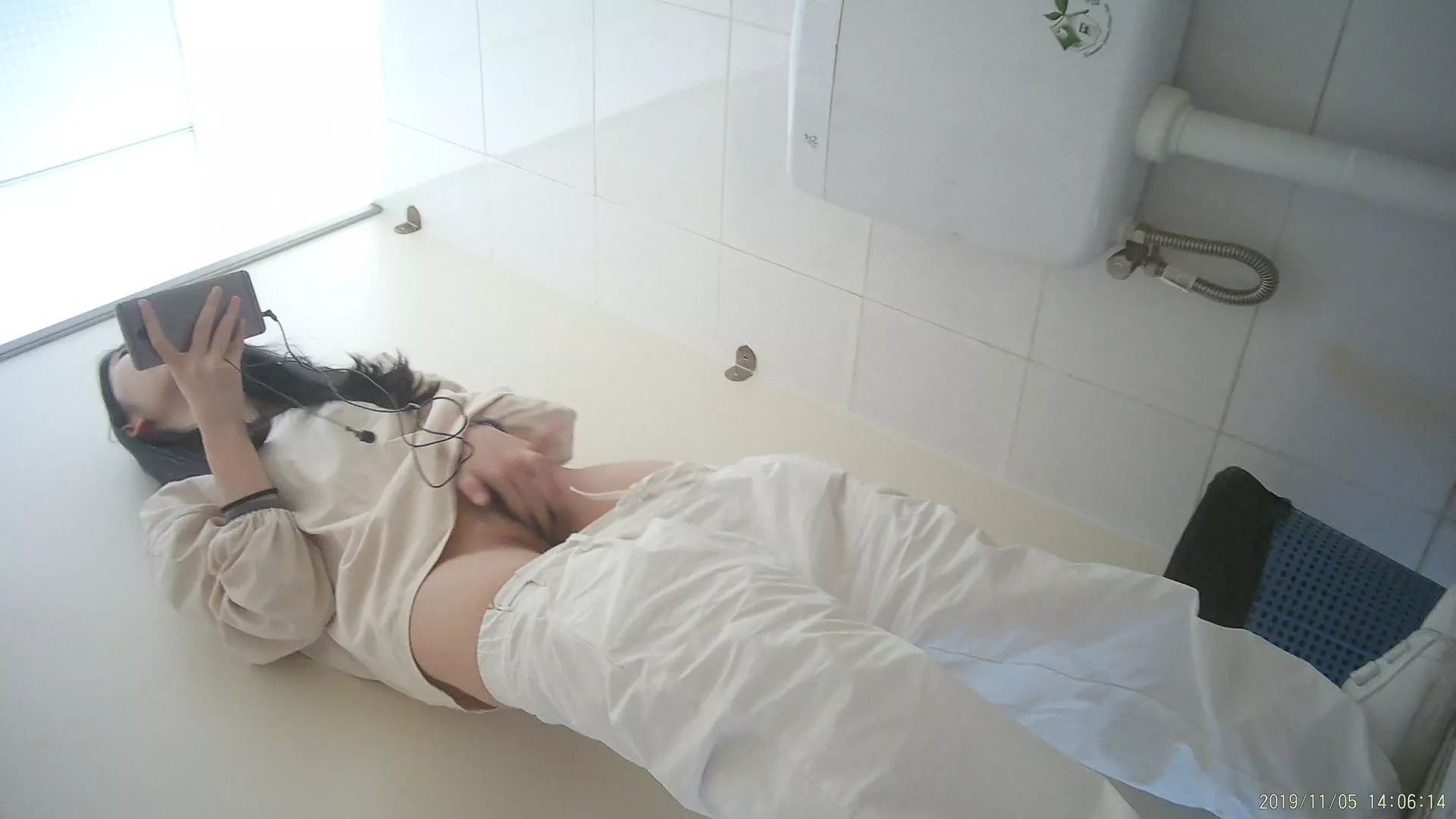 美少女厕所揉阴蒂